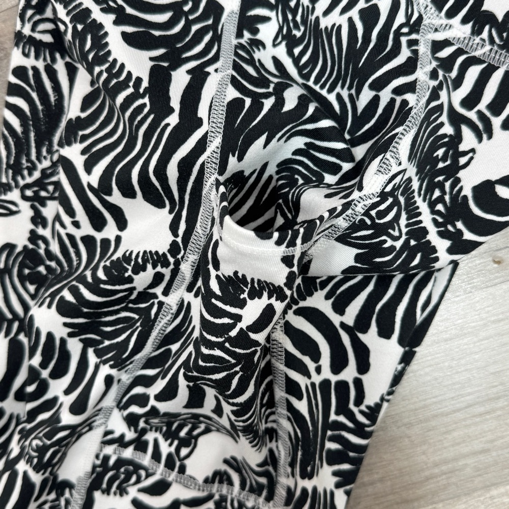 Lilly Pulitzer Lexletic Weekender Crop Midi Leggings Zebras Print XS - Picture 5 of 13